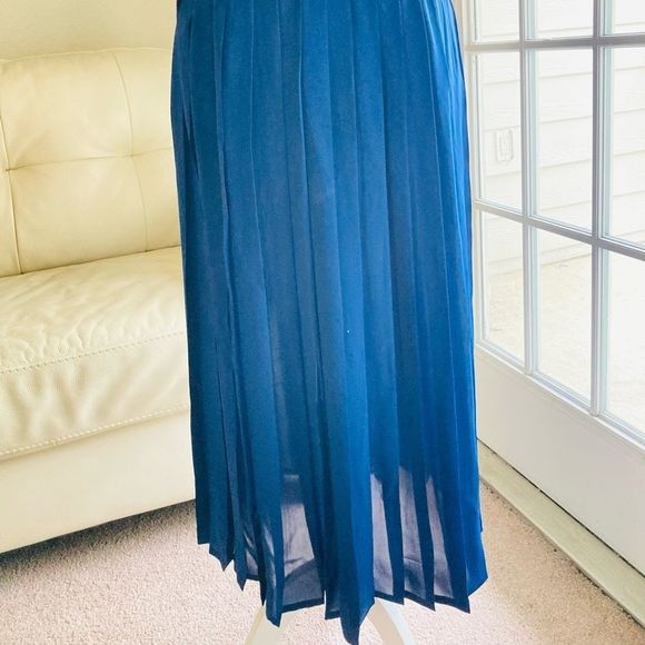 Justine Todd Navy Blue Pleated Skirt FREE Gap Tank Blouse - Picture 3 of 6